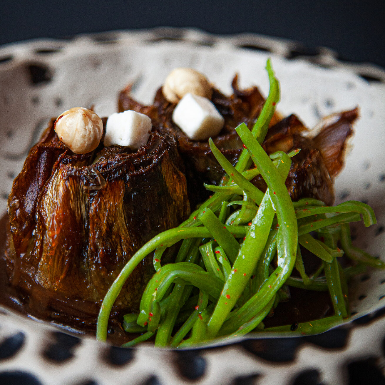 ALCACHOFAS EN DEMI-GLASE DE AGUACATE Y AJONEGRO