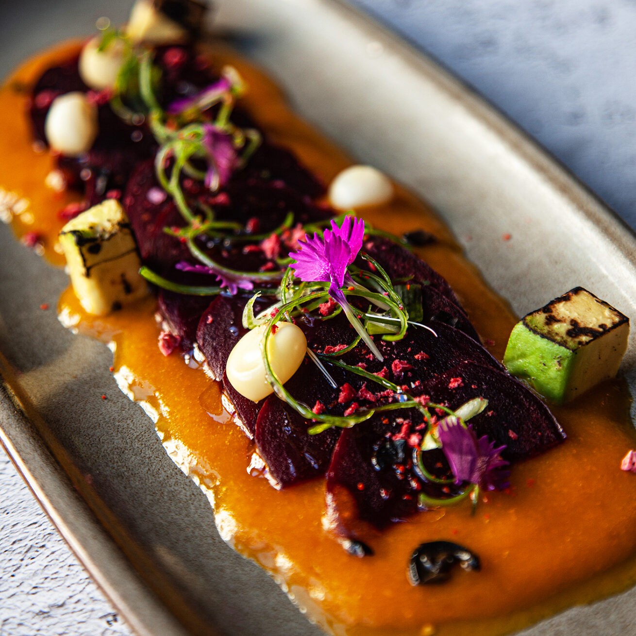 CARPACCIO DE REMOLACHA, FRAMBUESA Y AJÍ AMARILLO