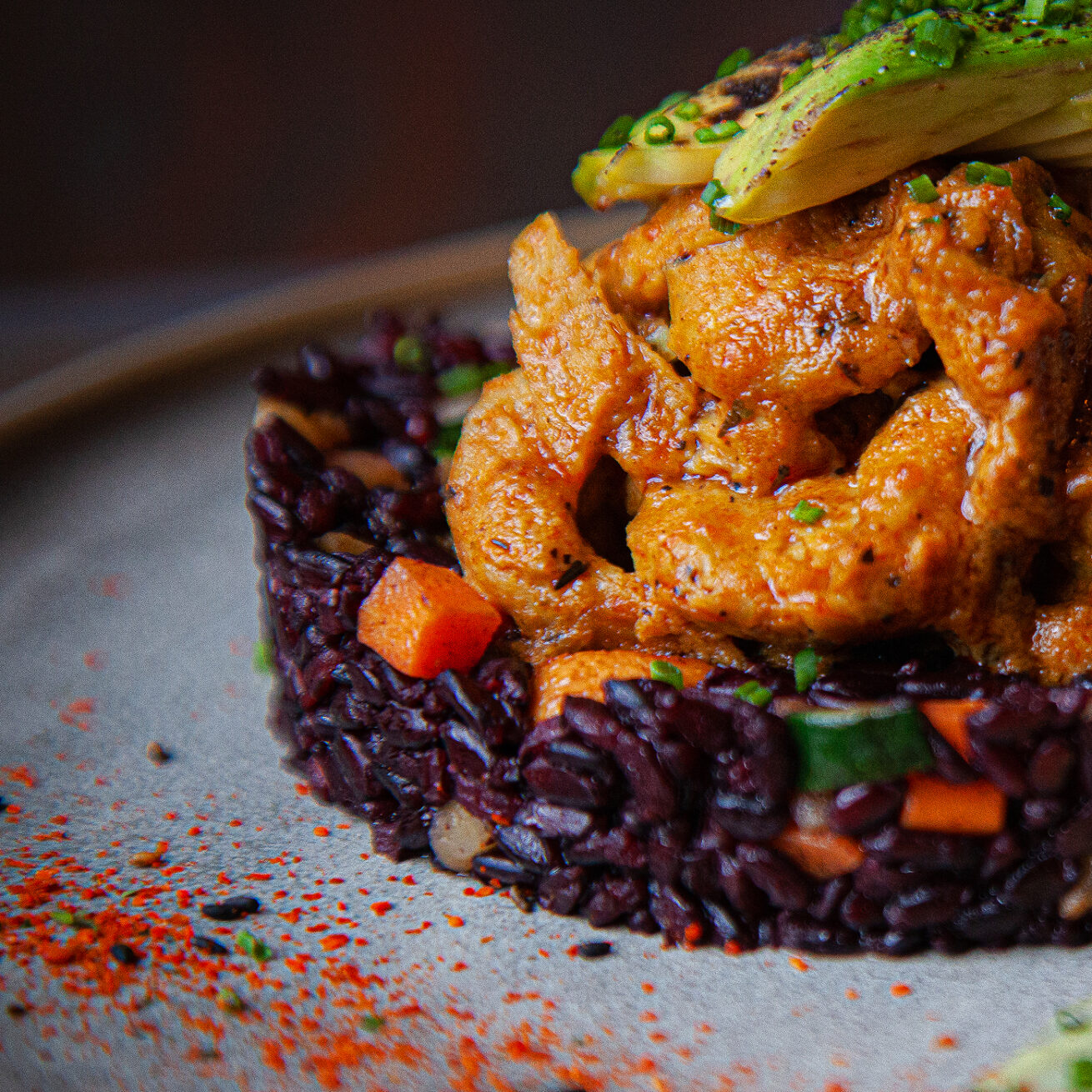 CURRY DE HEURA Y AGUACATE CON ARROZ NEGRO SALVAJE