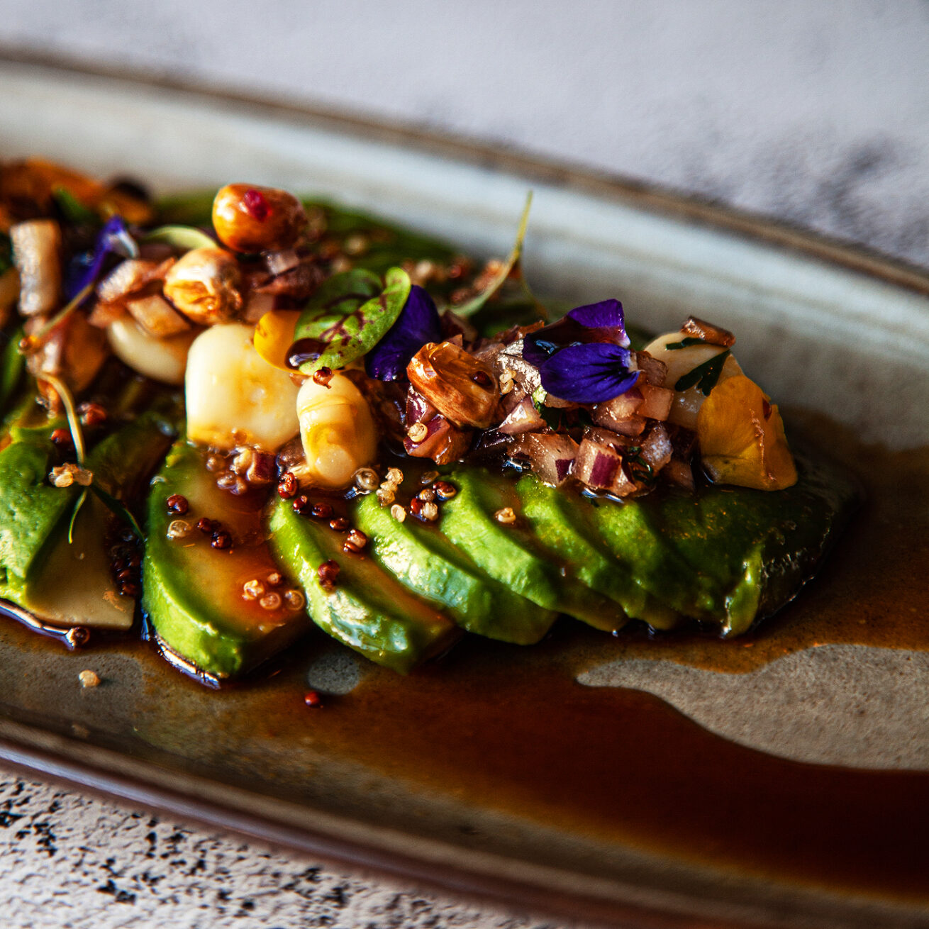TIRADITO DE AGUACATE, CRIOLLA DE MAÍZ Y PONZU